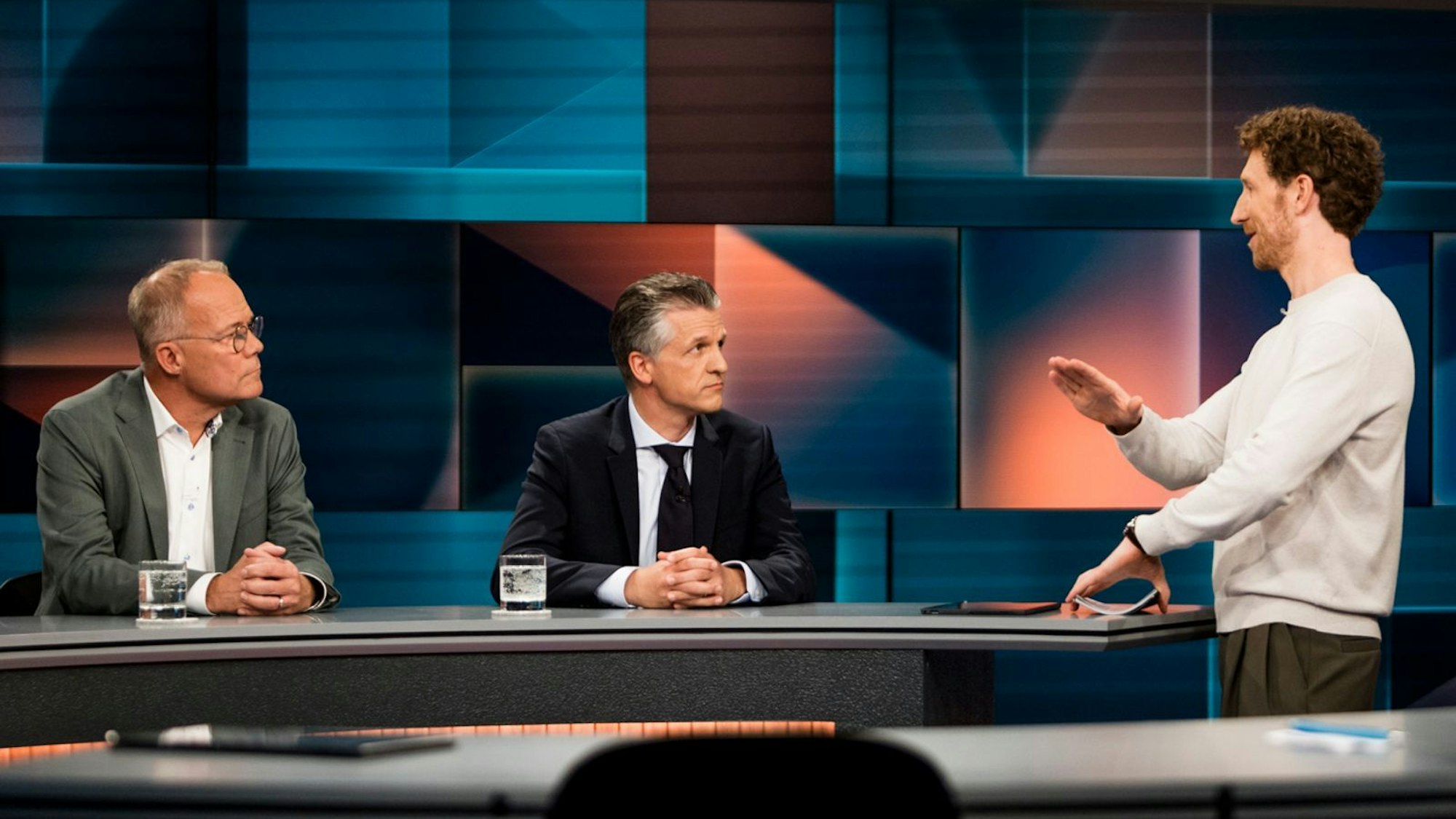 „Nur über Einnahmen zu sprechen, geht am Thema vorbei“, fand Thorsten Frei (Mitte). Das sah Louis Klamroth (rechts) jedoch anders. (Bild: WDR / Thomas Kierok)