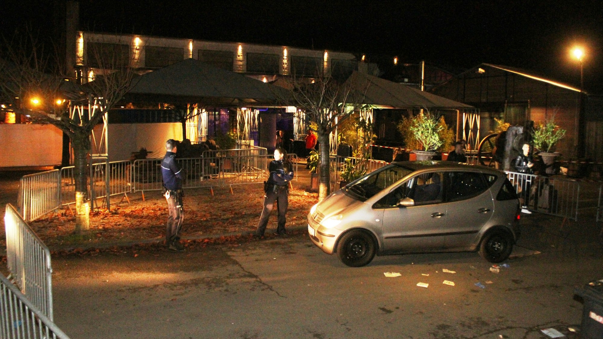 MMA-Kämpfer Hatef Moeil wurde in diesem Mercedes sitzend vor der Diskothek „Halle Tor 2“ beschossen.