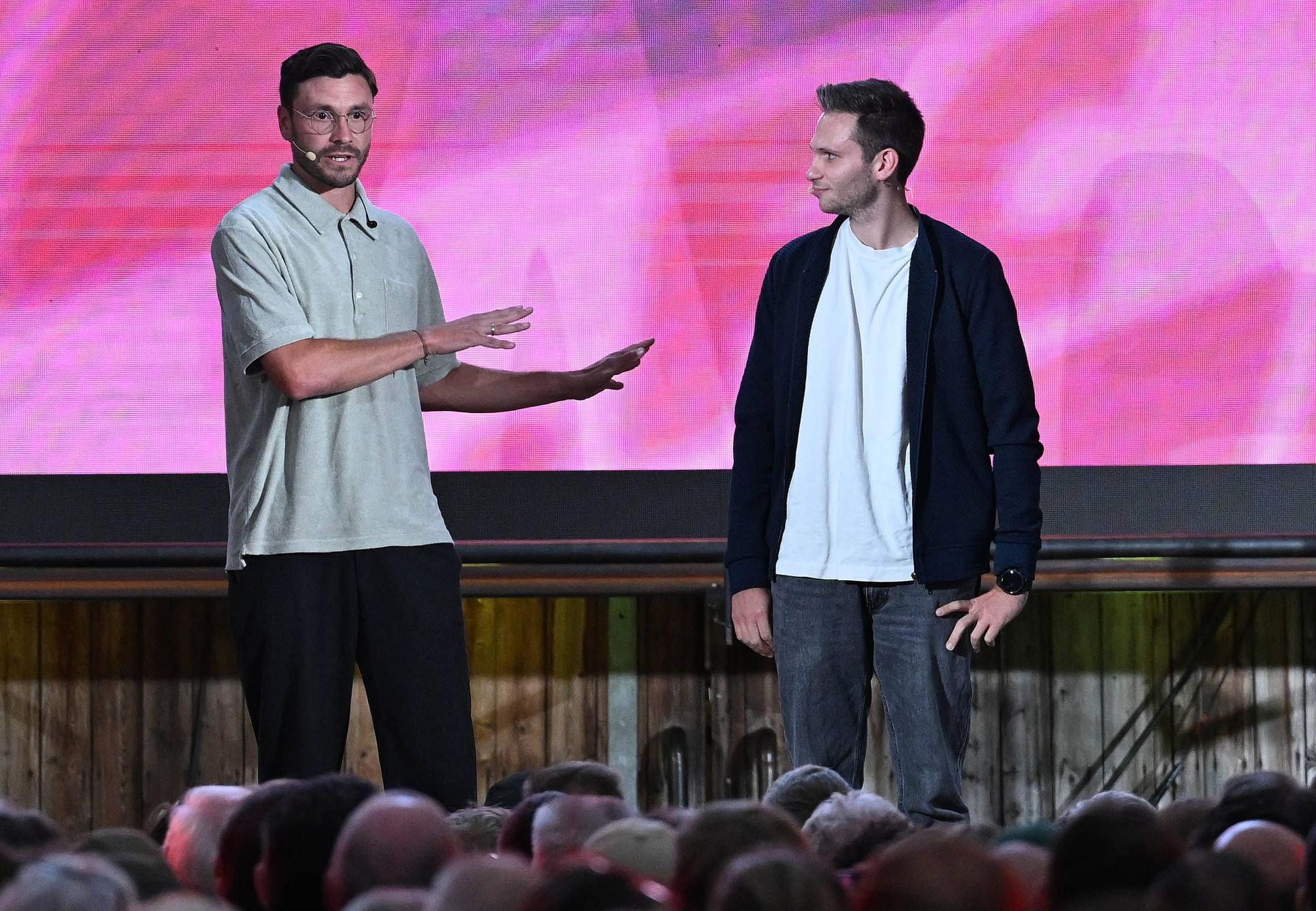 15.09.2025, xophax, Fussball 1.Bundesliga 1.FC Köln Präsidentschaftswahl 2025 Wahlarena , FC Wahlarena Schlag & Fertig Moderatoren : Jonas Hector , links und Fabian Köster Köln *** 15 09 2025, xophax, Soccer 1 Bundesliga 1 FC Köln Presidential Election 2025 Wahlarena , FC Wahlarena Schlag Fertig Moderators Jonas Hector , left and Fabian Köster Cologne