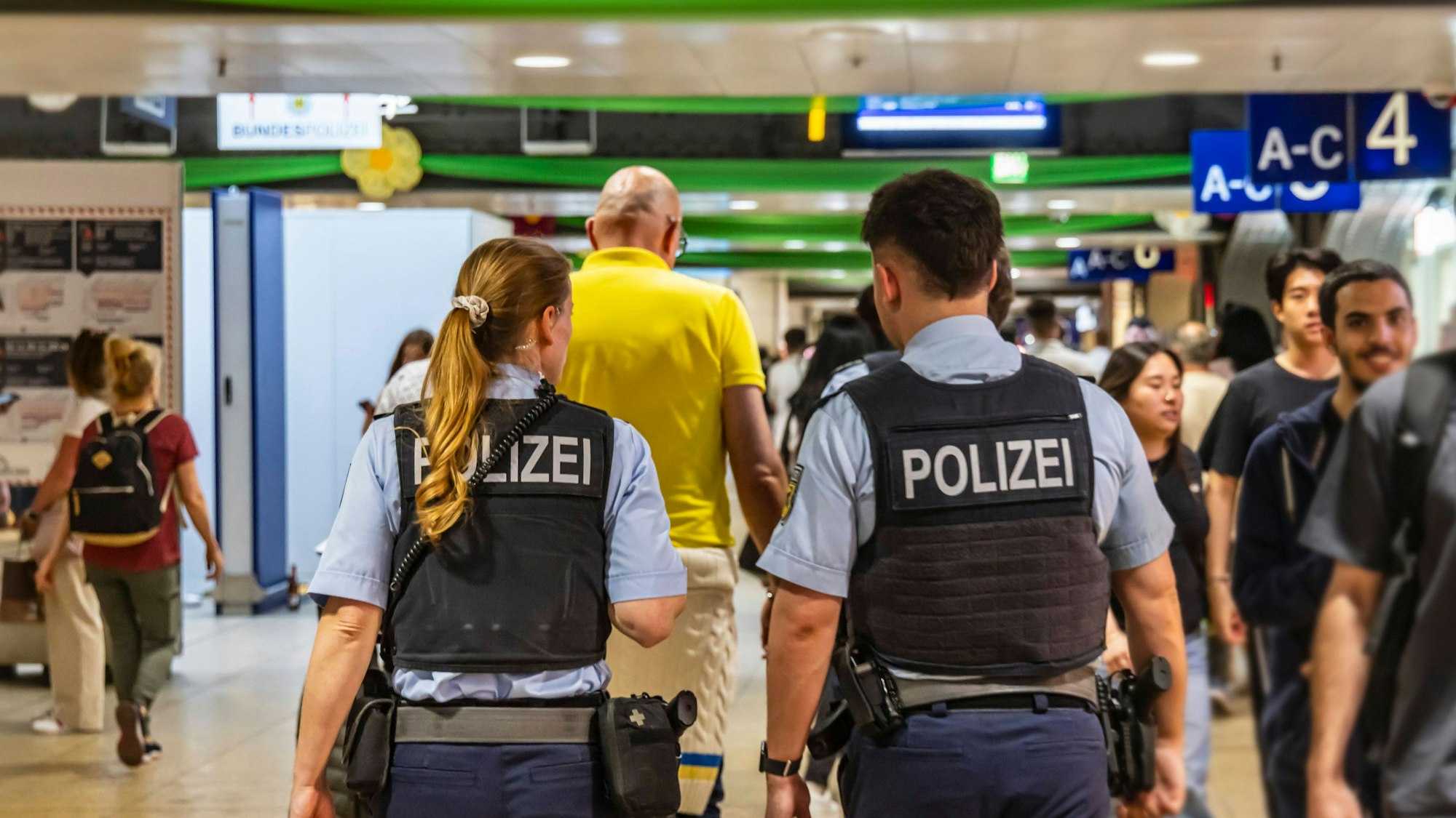 Hauptbahnhof Köln. Am Donnerstagmorgen (18. September) hat die Bundespolizei am Kölner Hauptbahnhof innerhalb von nur einer halben Stunde zwei mit Haftbefehl gesuchte Männer festgenommen.. // 29.04.2025, Köln, Nordrhein-Westfalen, Deutschland, Europa *** Cologne Central Station Police Patrol 29 04 2025, Cologne, North Rhine-Westphalia, Germany, Europe