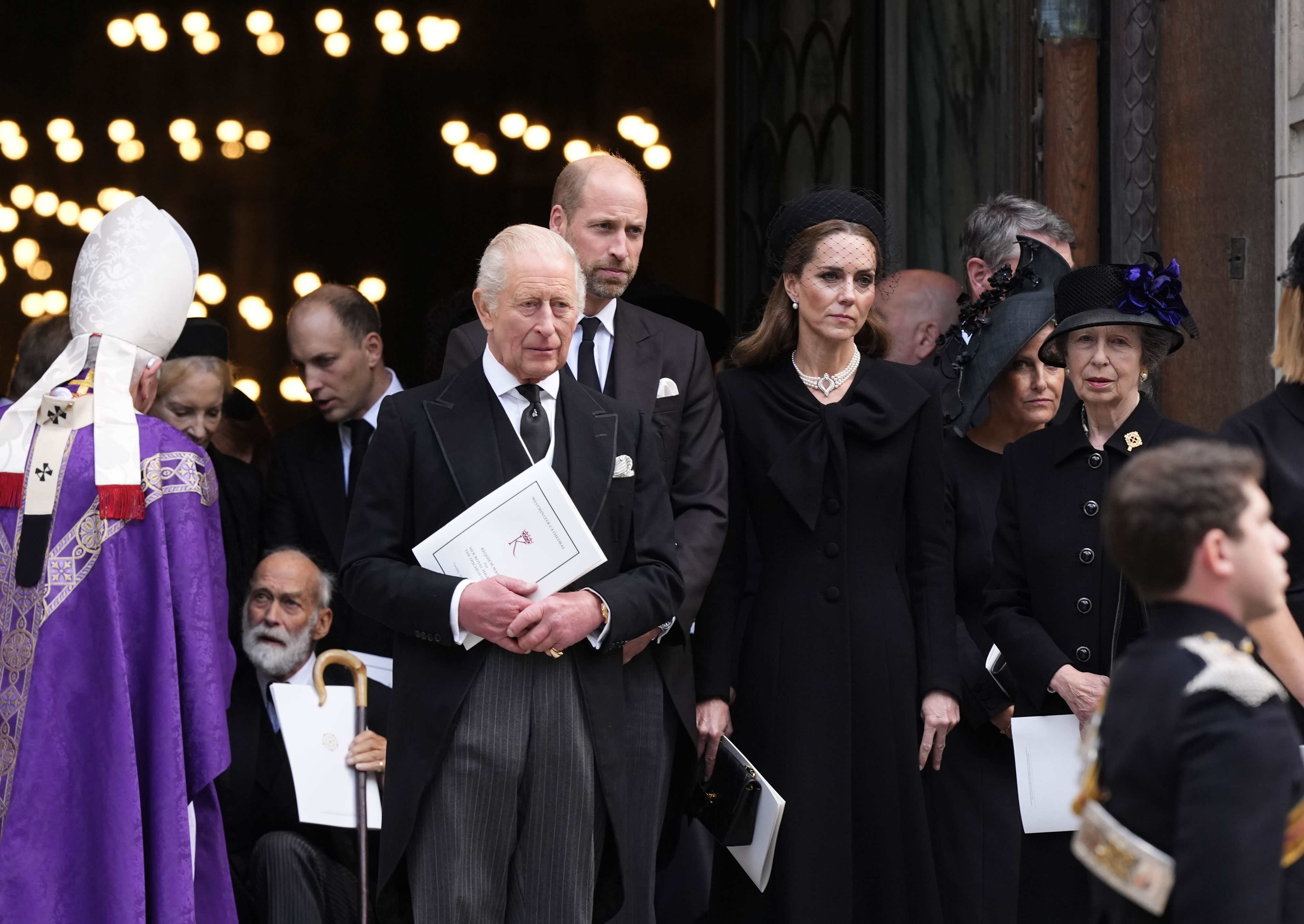 Großbritanniens König Charles III verlässt mit Prinz William und Prinzessin Kate nach dem Requiem-Gottesdienst für Katharine, Herzogin von Kent, die Westminster Cathedral.