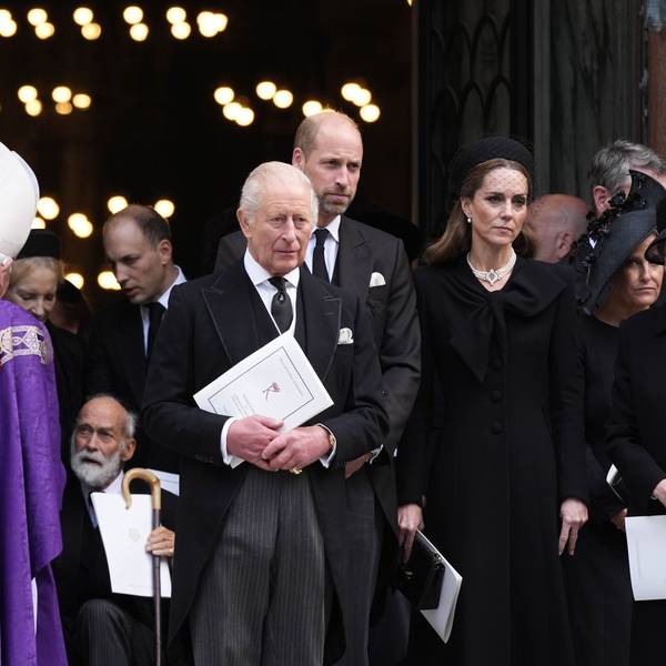 Großbritanniens König Charles III verlässt mit Prinz William und Prinzessin Kate nach dem Requiem-Gottesdienst für Katharine, Herzogin von Kent, die Westminster Cathedral.