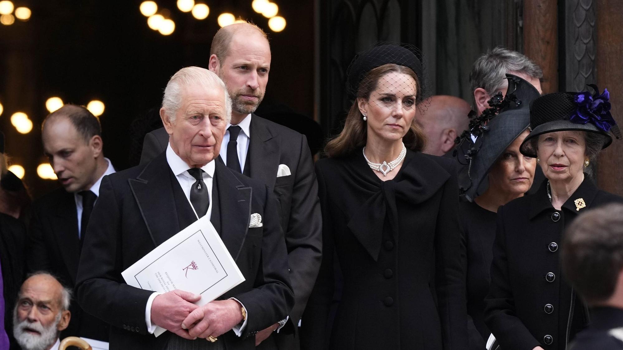 Großbritanniens König Charles III verlässt mit Prinz William und Prinzessin Kate nach dem Requiem-Gottesdienst für Katharine, Herzogin von Kent, die Westminster Cathedral.