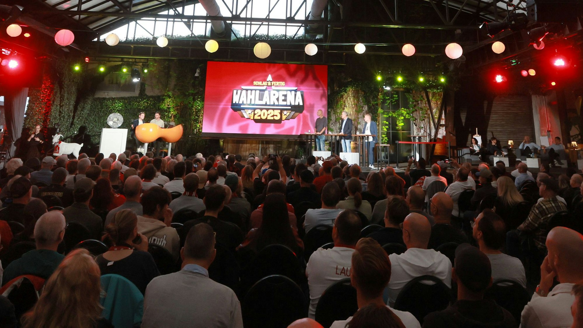 1. FC Köln Schlag & Fertig, Wahlarena zur Vorstandswahl beim 1. FC köln, Ex-Fußballnationalspieler und Ex-FC-Profi Jonas Hector und Komiker und Reporter Fabian Köster befragen die drei Teams mit ihren Kandidaten, 15.09.2025, Bild: *** 1 FC Köln Schlag Fertig, Wahlarena zur Vorstandswahl beim 1 FC köln, Ex Fußballnationalspieler und Ex FC Profi Jonas Hector und Komiker und Reporter Fabian Köster interview the three teams with their candidates, 15 09 2025, Bild