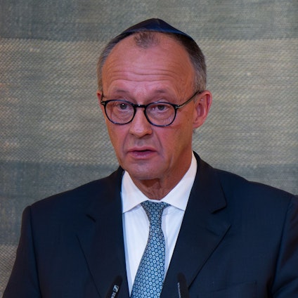Bundeskanzler Friedrich Merz (CDU) bei seiner Rede beim Festakt zur Wiederherstellung der Synagoge Reichenbachstraße in München. (Archivbild)