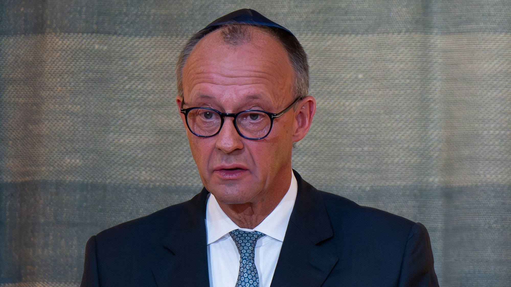 Bundeskanzler Friedrich Merz (CDU) bei seiner Rede beim Festakt zur Wiederherstellung der Synagoge Reichenbachstraße in München. (Archivbild)