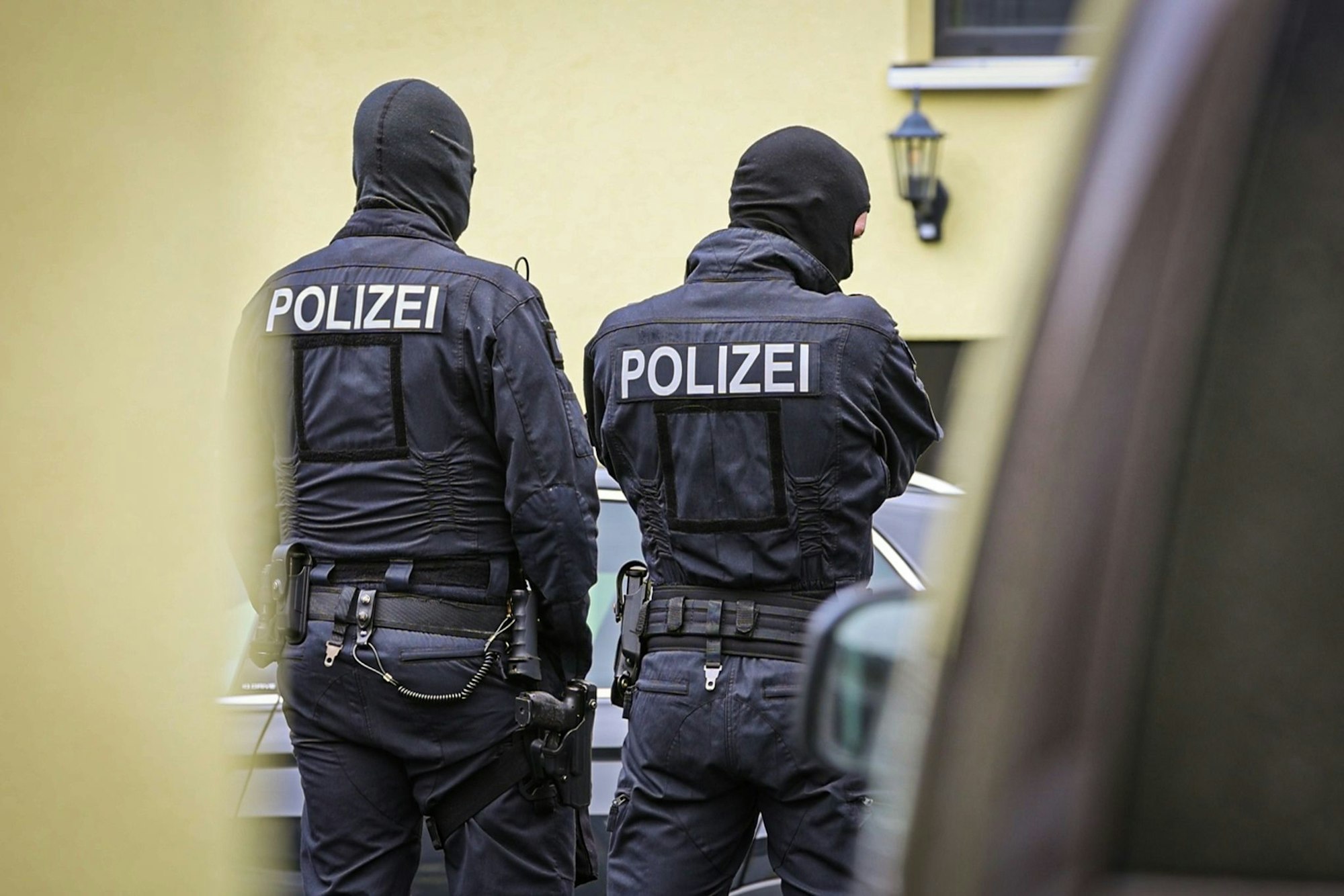 Die Ermittler stellten nach eigenen Angaben mehrere Waffen sicher.