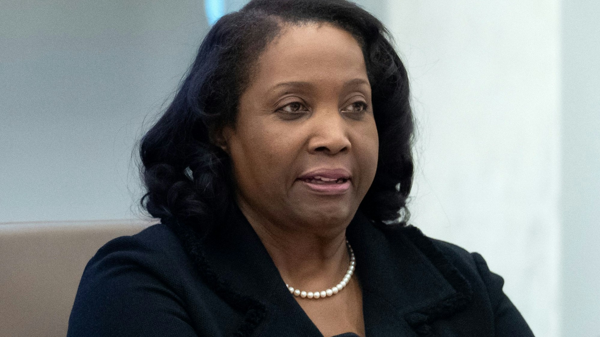 ARCHIV - 25.06.2025, USA, Washington: Lisa Cook, Mitglied des Gouverneursrats der US-Notenbank (FED), hört am 26.06.2025 während einer öffentlichen Sitzung des Gouverneursrats der US-Notenbank zu. (zu dpa: «US-Berufungsgericht: Notenbank-Vorständin Cook bleibt im Amt») Foto: Mark Schiefelbein/AP/dpa +++ dpa-Bildfunk +++