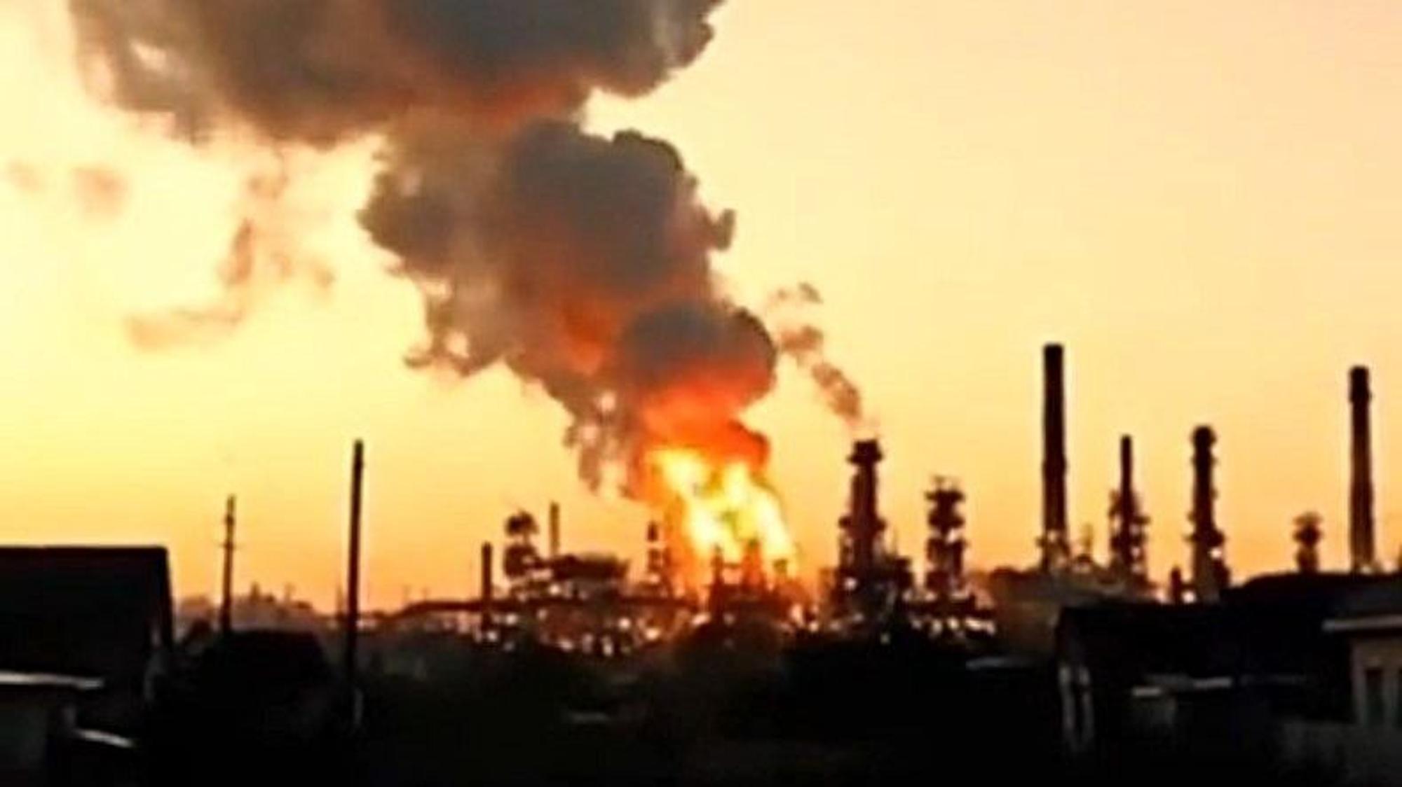 Der ukrainische Generalstab meldet einen Angriff auf eine russische Ölraffinerie in Saratow. In sozialen Netzwerken kursieren Aufnahmen eines Großbrandes.