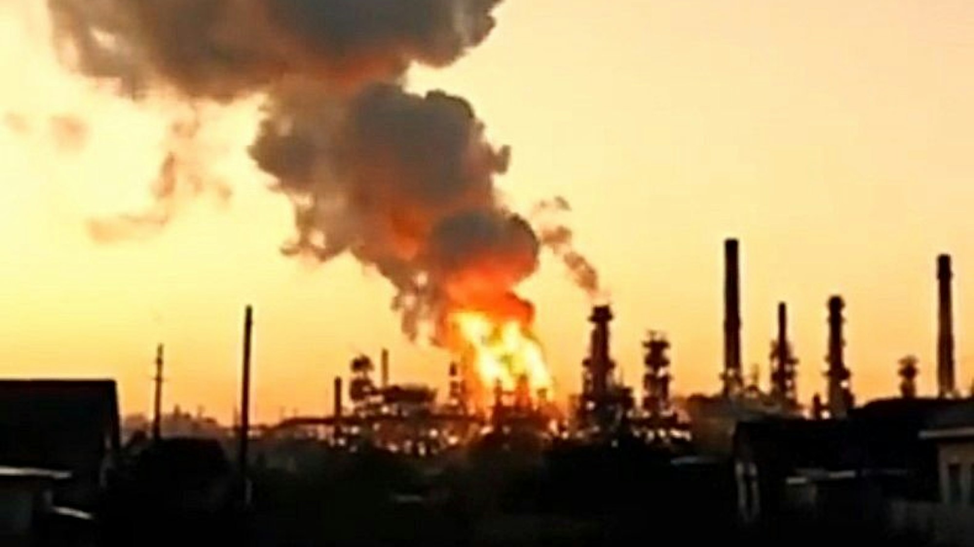 Der ukrainische Generalstab meldet einen Angriff auf eine russische Ölraffinerie in Saratow. In sozialen Netzwerken kursieren Aufnahmen eines Großbrandes.