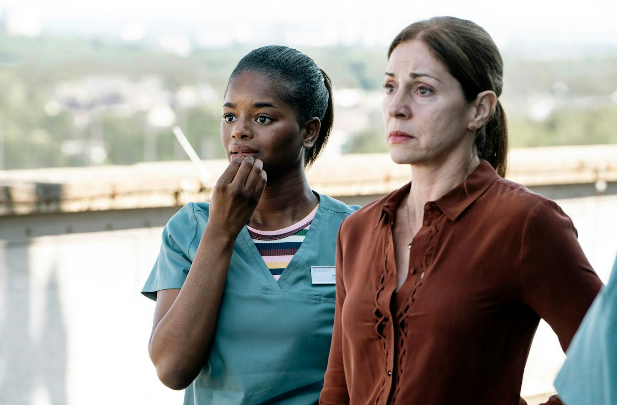 Gleich in der ersten Folge geraten Veronika Jelinek (Ulrike Tscharre, rechts) und Jenny de Luca (Melodie Simina) in eine Notsituation. (Bild: WDR/Martin Rottenkolber)