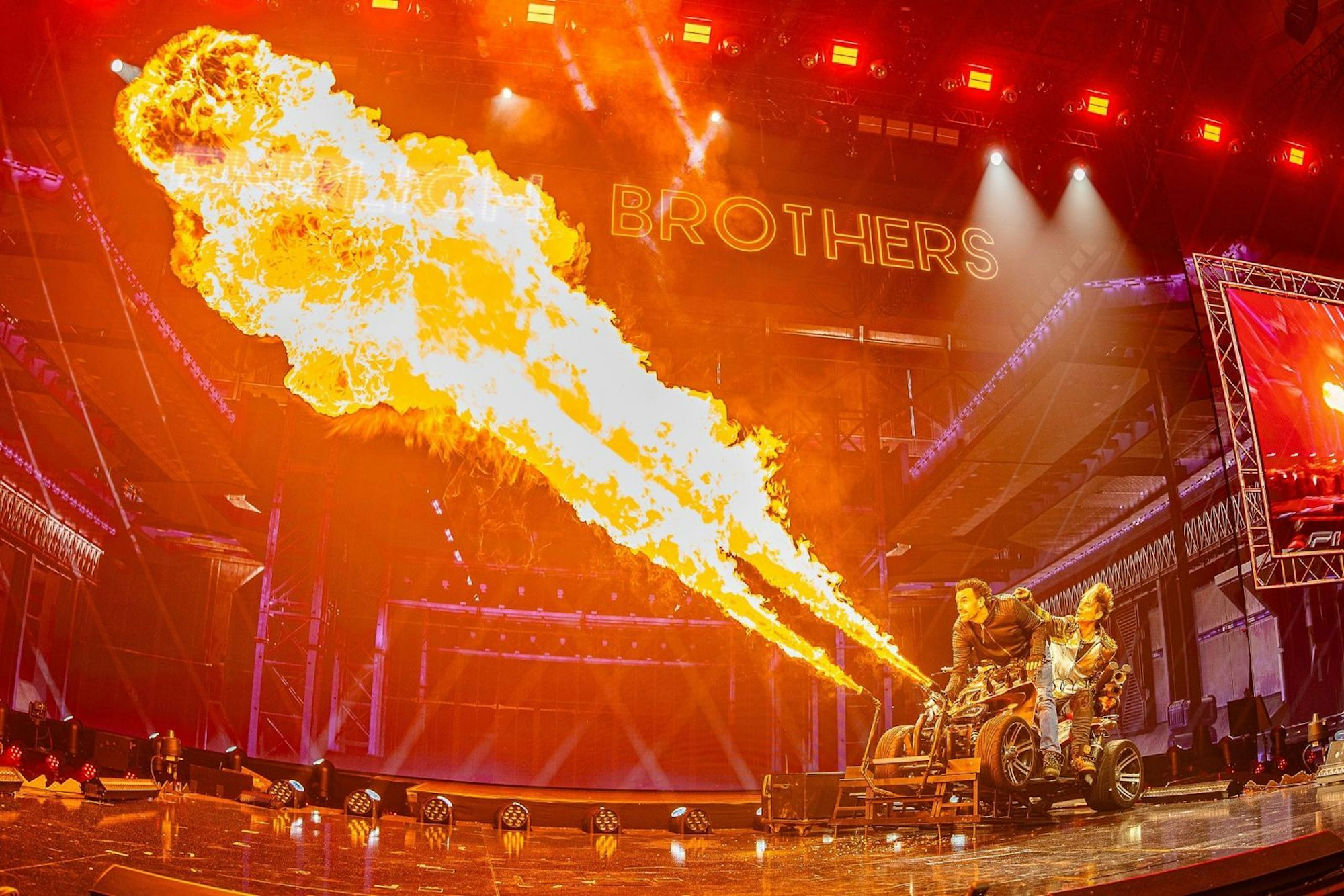 Die Ehrlich Brothers haben zahlreiche Illusionen mit Feuer im Programm. Dabei kann auch mal was schief gehen: Bei Proben für eine Show im Juni 2025 geriet Andreas Ehrlich zu nah an einen Flammenwerfer, wodurch seine mit Haarspray fixierte Frisur Feuer fing. (Bild: ZDF / Ralph Larmann)