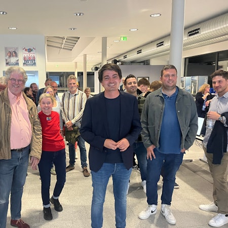 Bei der Bürgermeisterwahl in Hennef setzte sich der Amtsinhaber Mario Dahm (SPD) im ersten Wahlgang mit absoluter Mehrheit durch. Die Sozialdemokraten nahmen ‚ihren Bürgermeister‘ in die Mitte.