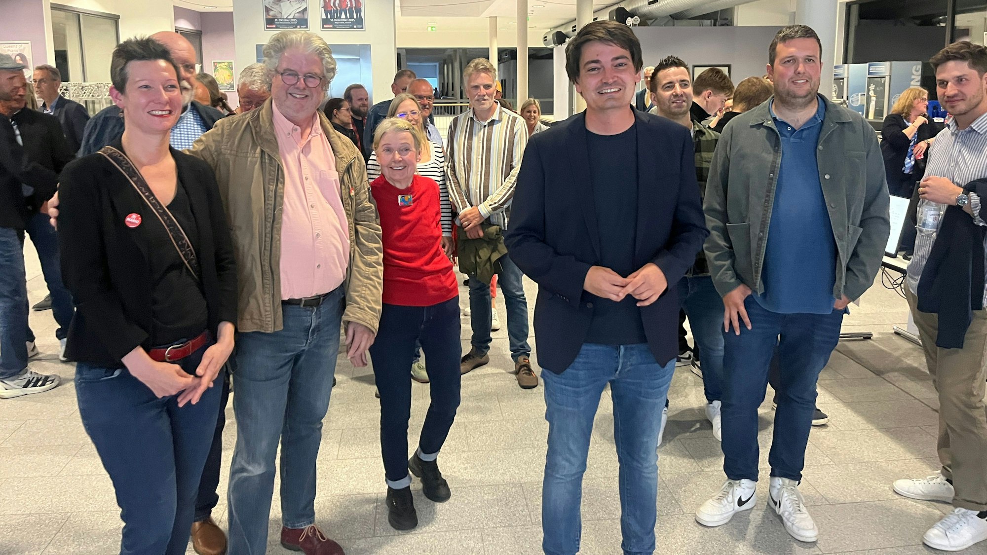 Bei der Bürgermeisterwahl in Hennef setzte sich der Amtsinhaber Mario Dahm (SPD) im ersten Wahlgang mit absoluter Mehrheit durch. Die Sozialdemokraten nahmen ‚ihren Bürgermeister‘ in die Mitte.