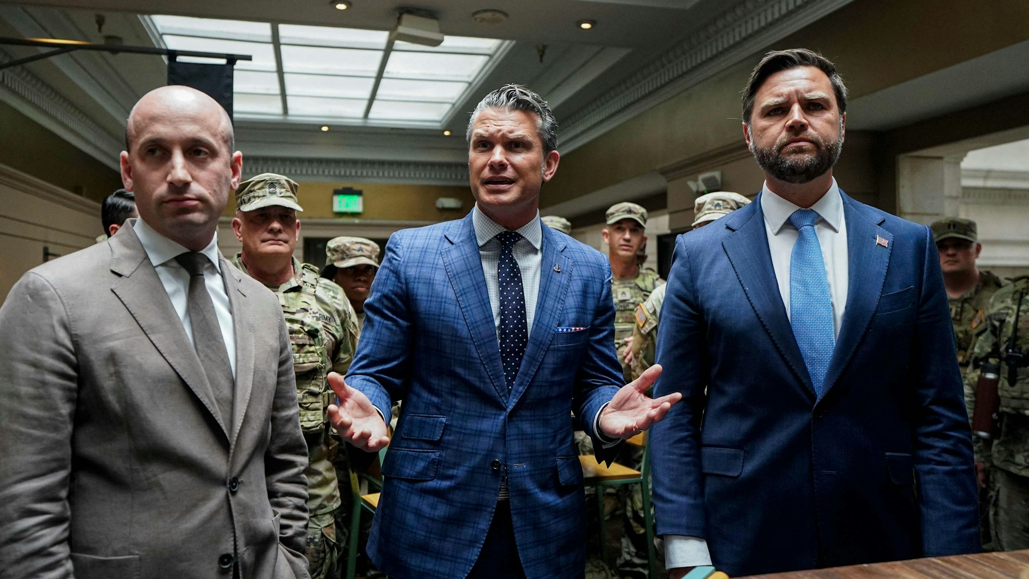 Der stellvertretende Stabschef des Weißen Hauses Stephen Miller, Verteidigungsminister Pete Hegseth und Vizepräsident J. D. Vance bei einem Besuch bei der US-Nationalgarde. (Archivbild)