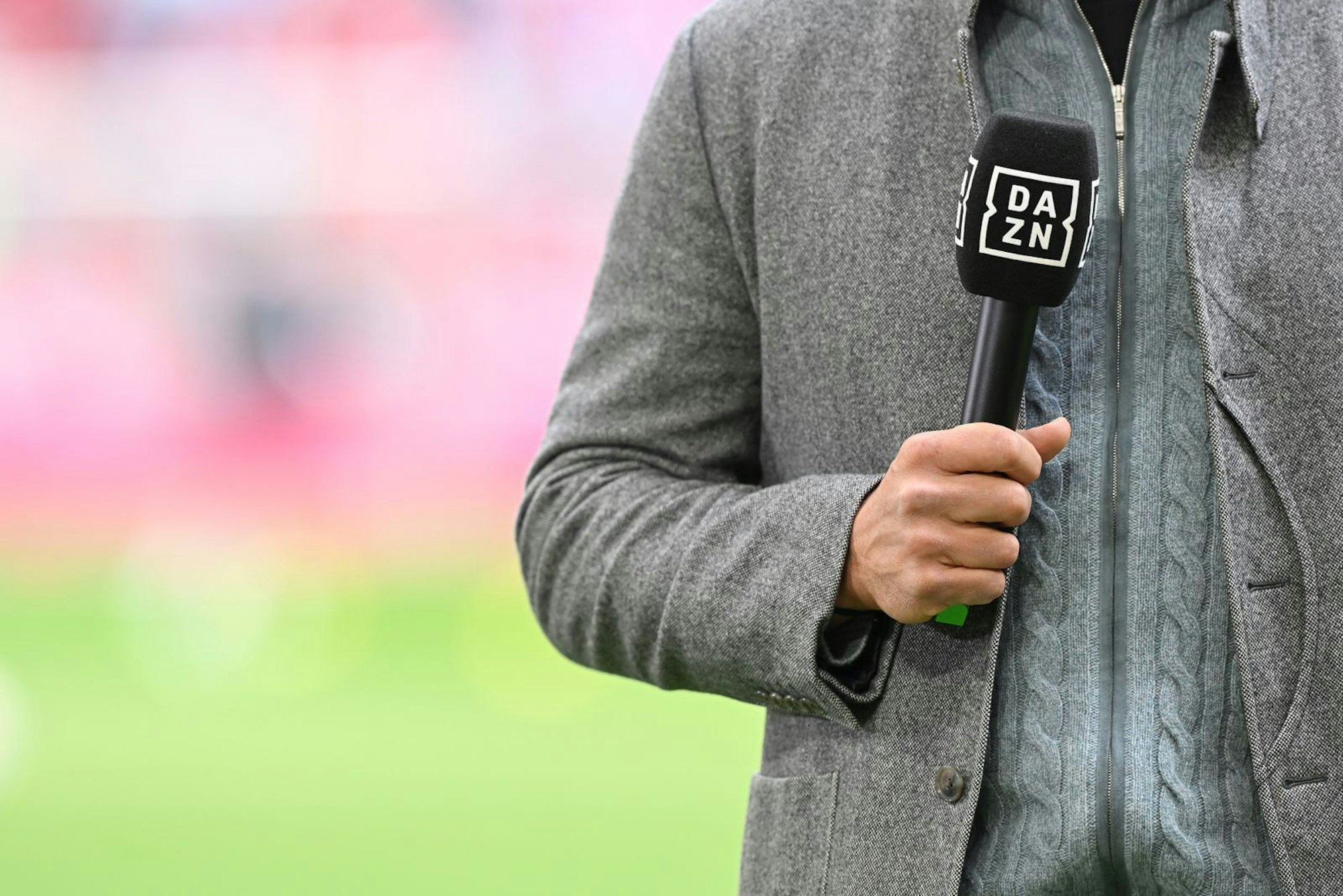 Tausende Kundinnen und Kunden ziehen gegen den Streaming-Dienst DAZN vor Gericht. Der Vorwurf: rechtswidrige Preiserhöhungen. (Bild: 2023 Getty Images/Sebastian Widmann)