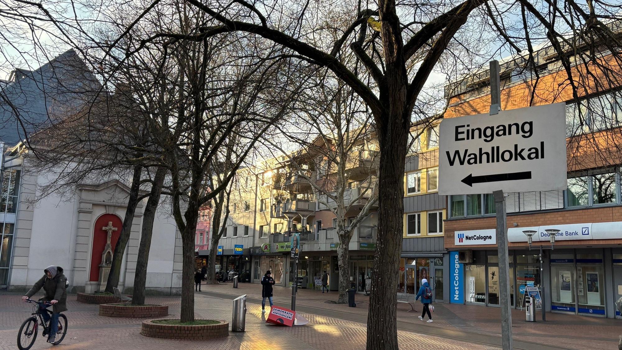 Auf dem Bild ist ein Hinweisschild auf ein Wahllokal in Frechen zu sehen. (Symbolbild)
