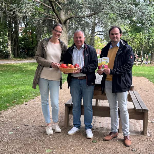 Drei der Verantwortlichen des Leichlinger Obstmarktes: Melanie Herzog (v.l), Frank Steffes (Bürgermeister), Pan Ploenes