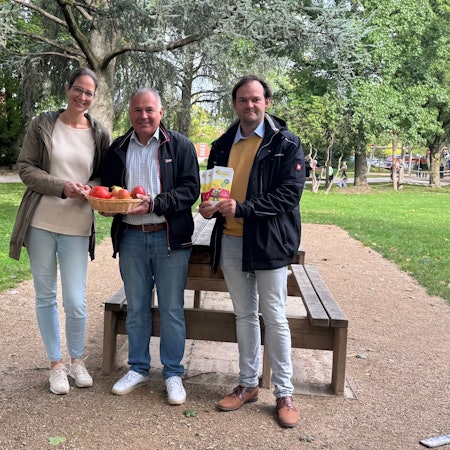 Drei der Verantwortlichen des Leichlinger Obstmarktes: Melanie Herzog (v.l), Frank Steffes (Bürgermeister), Pan Ploenes
