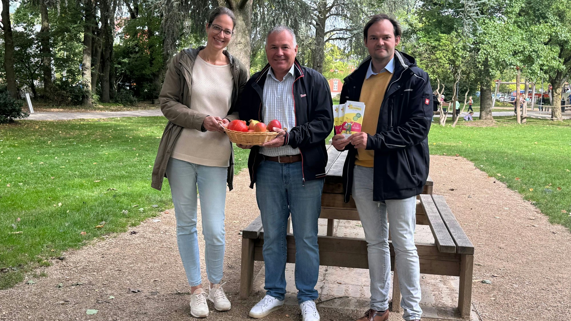 Drei der Verantwortlichen des Leichlinger Obstmarktes: Melanie Herzog (v.l), Frank Steffes (Bürgermeister), Pan Ploenes