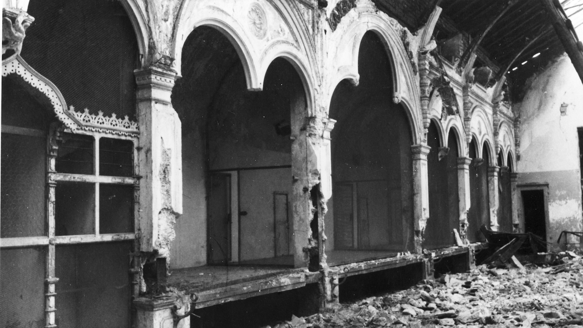 stark beschädigtes Vogelhaus im Kölner Zoo 1944
