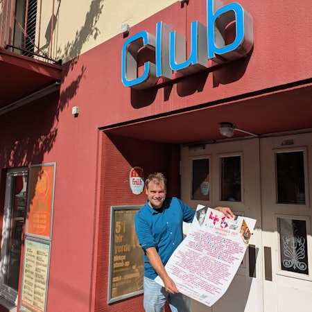 Jazztage-Organisator Fabian Stiens vor dem Scala-Club