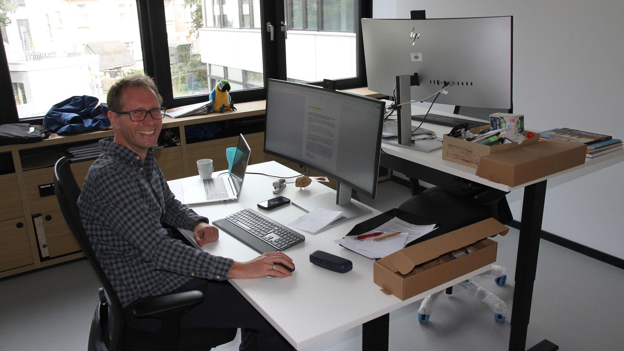 Umzug ins sanierte Siegburger Rathaus, Jan Gerull, Leiter der Pressestelle in seinem neuen Büro, rechts einer der neuen hoch einstellbaren Schreibtische