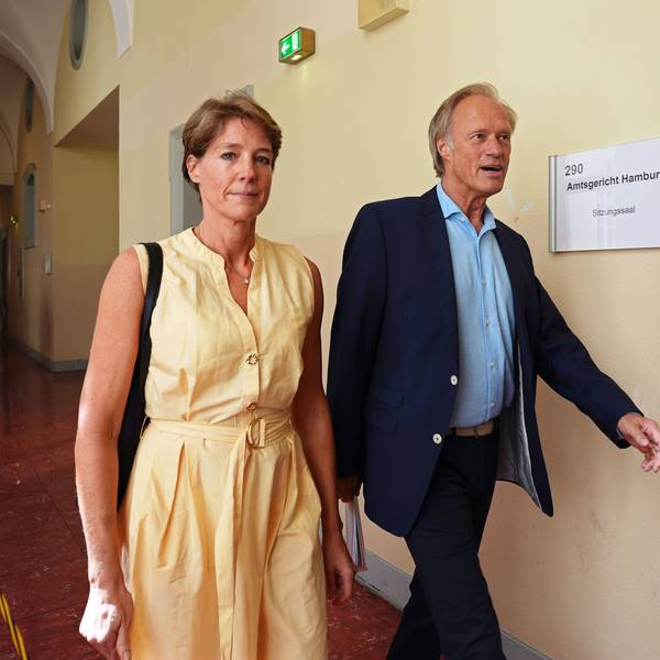 Christina Block und ihr Lebensgefährte Gerhard Delling in einer Prozesspause.