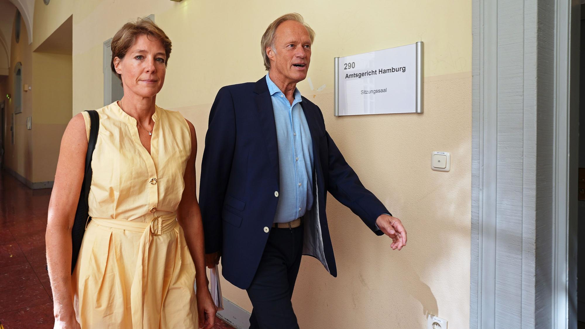 Christina Block und ihr Lebensgefährte Gerhard Delling in einer Prozesspause.