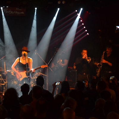 Das Bild zeigt die Sängerin und ihre Band auf der Bühne.