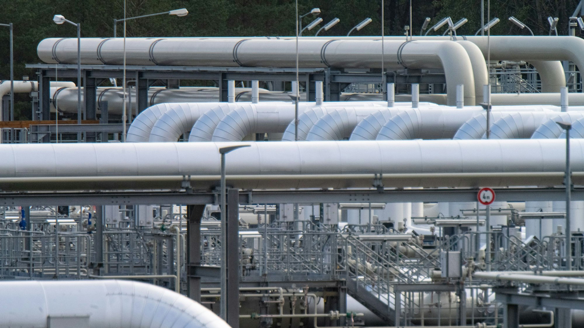 Rohrsysteme und Absperrvorrichtungen in der Gasempfangsstation der ehemaligen Ostseepipeline Nord Stream 2 und der Übernahmestation der Ferngasleitung Eugal (Europäische Gas-Anbindungsleitung, im Vordergrund). (Archivbild)