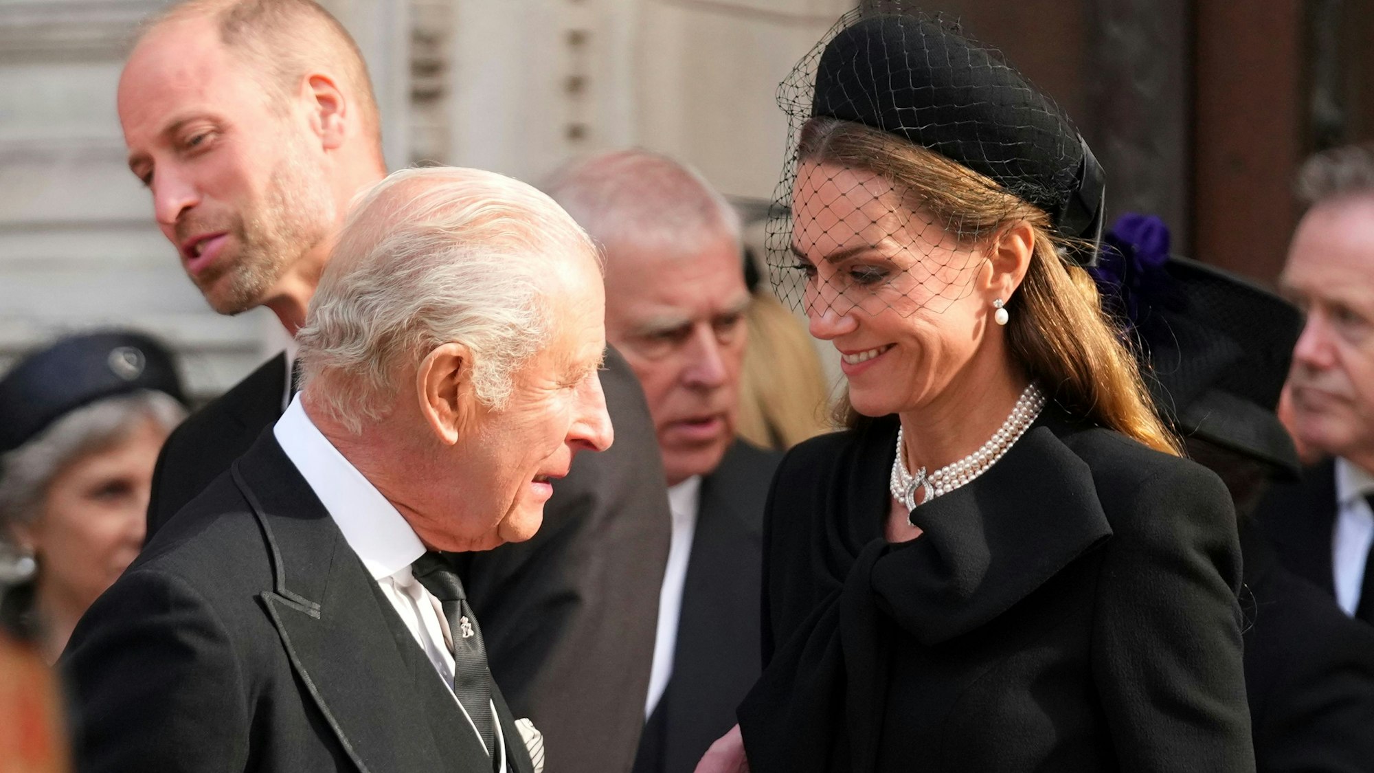 Prinzessin Kate, Prinz William, Prinz Andrew (hinten) und Großbritanniens König Charles III als sie nach dem Requiem-Gottesdienst für Katharine, Herzogin von Kent, die Westminster Cathedral verlassen.