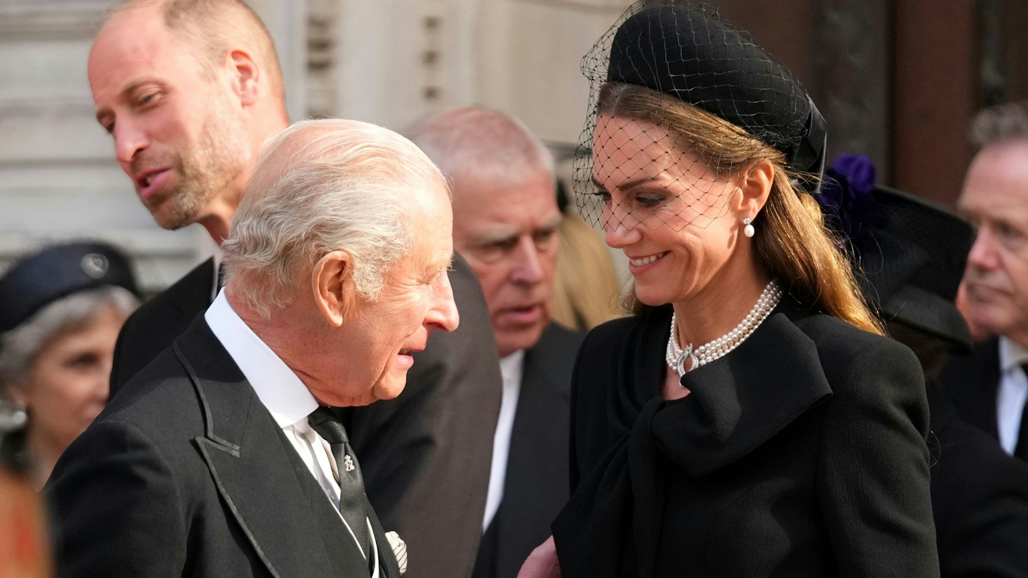 Prinzessin Kate an der Seite von König Charles III. beim Verlassen der Westminster Cathedral nach der Messe für Herzogin von Kent.