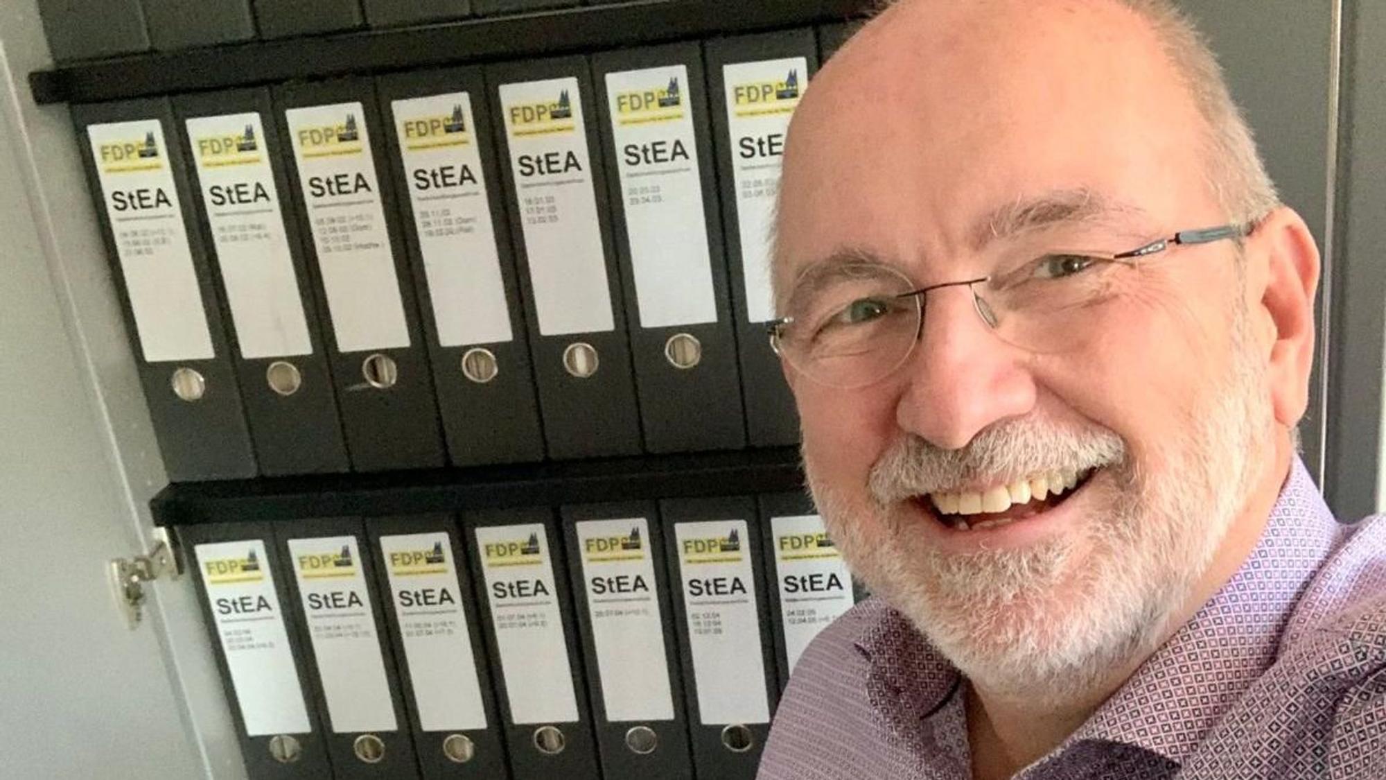 Ralph Sterck (FDP), dienstältestes Kölner Ratsmitglied, guckt für Entscheidungen ab und an noch in seine Unterlagen des Stadtentwicklungsausschusses, die bis ins Jahr 1999 zurückreichen.