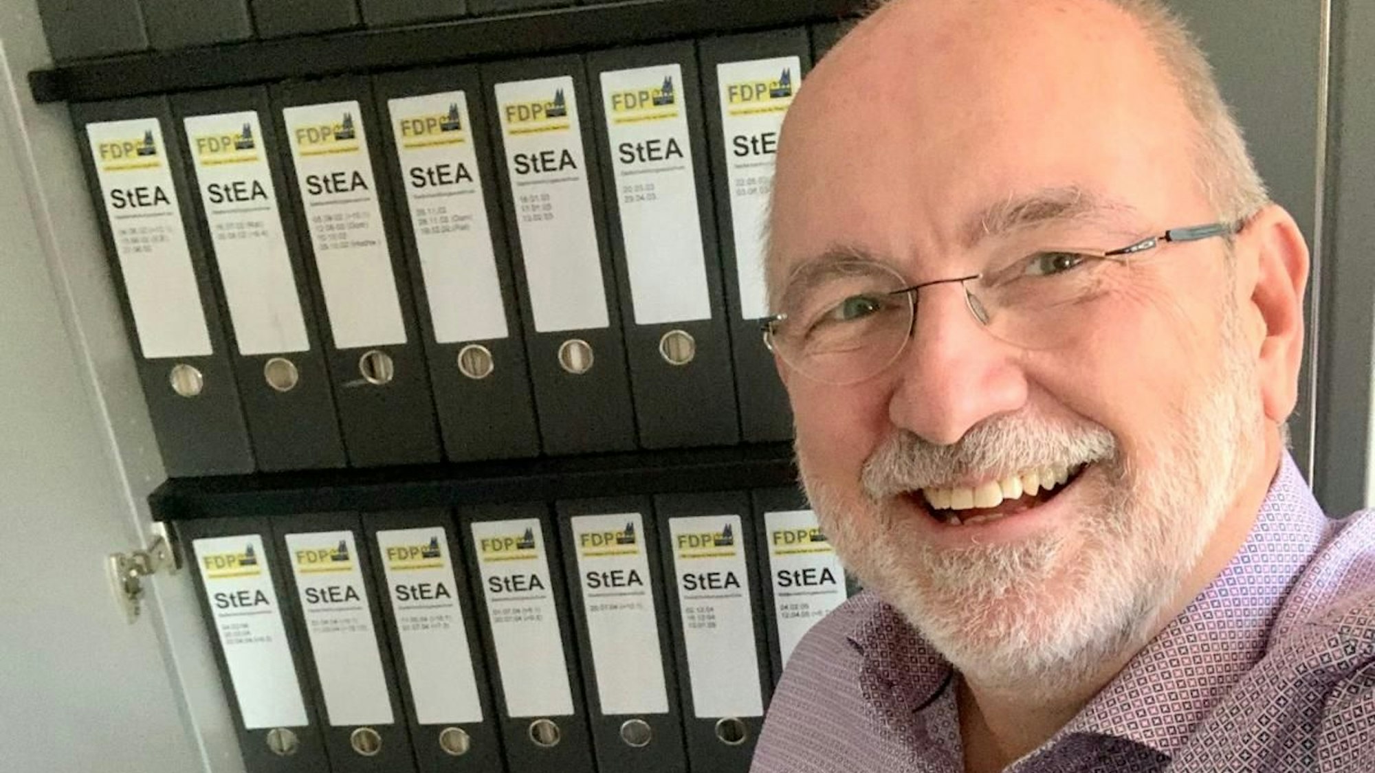 Ralph Sterck (FDP), dienstältestes Kölner Ratsmitglied, guckt für Entscheidungen ab und an noch in seine Unterlagen des Stadtentwicklungsausschusses, die bis ins Jahr 1999 zurückreichen.