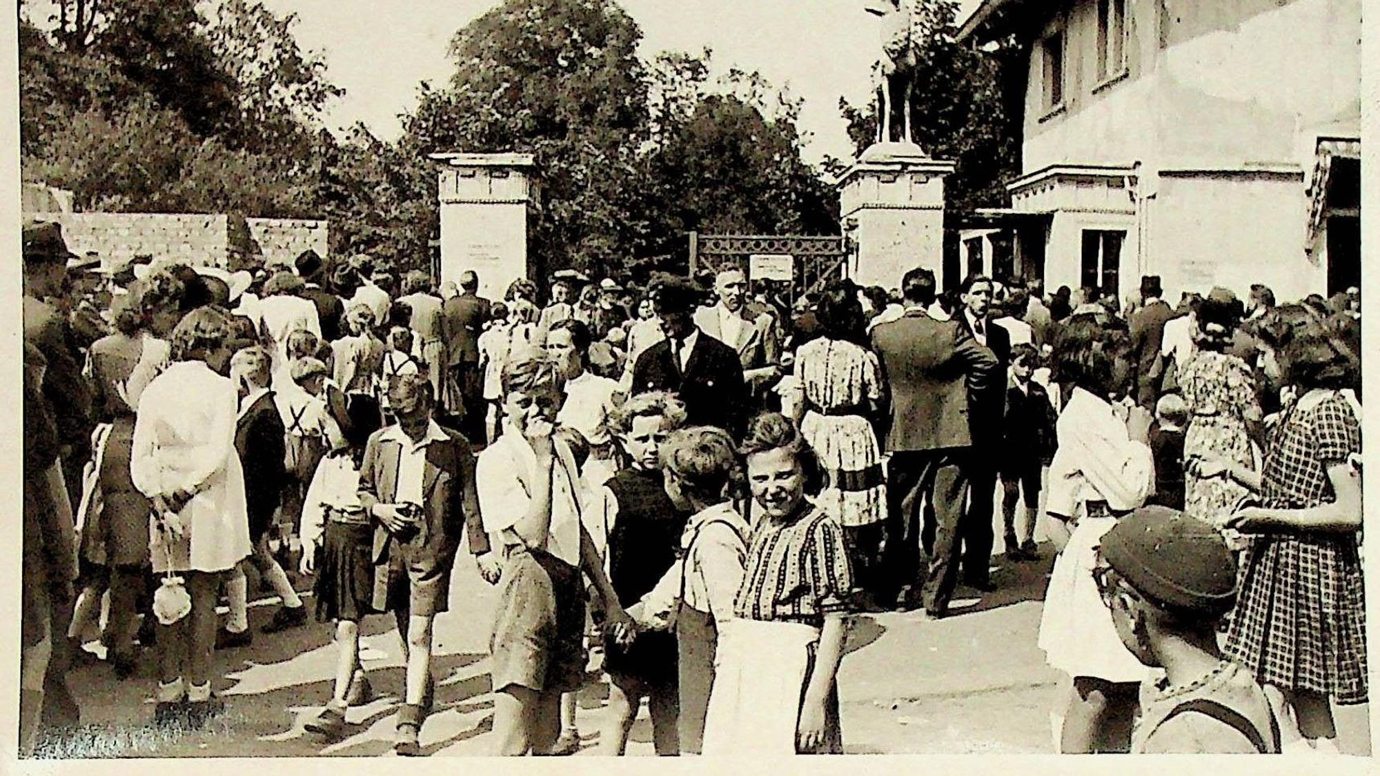 Besucher vor dem Kölner Zoo im Jahr 1944