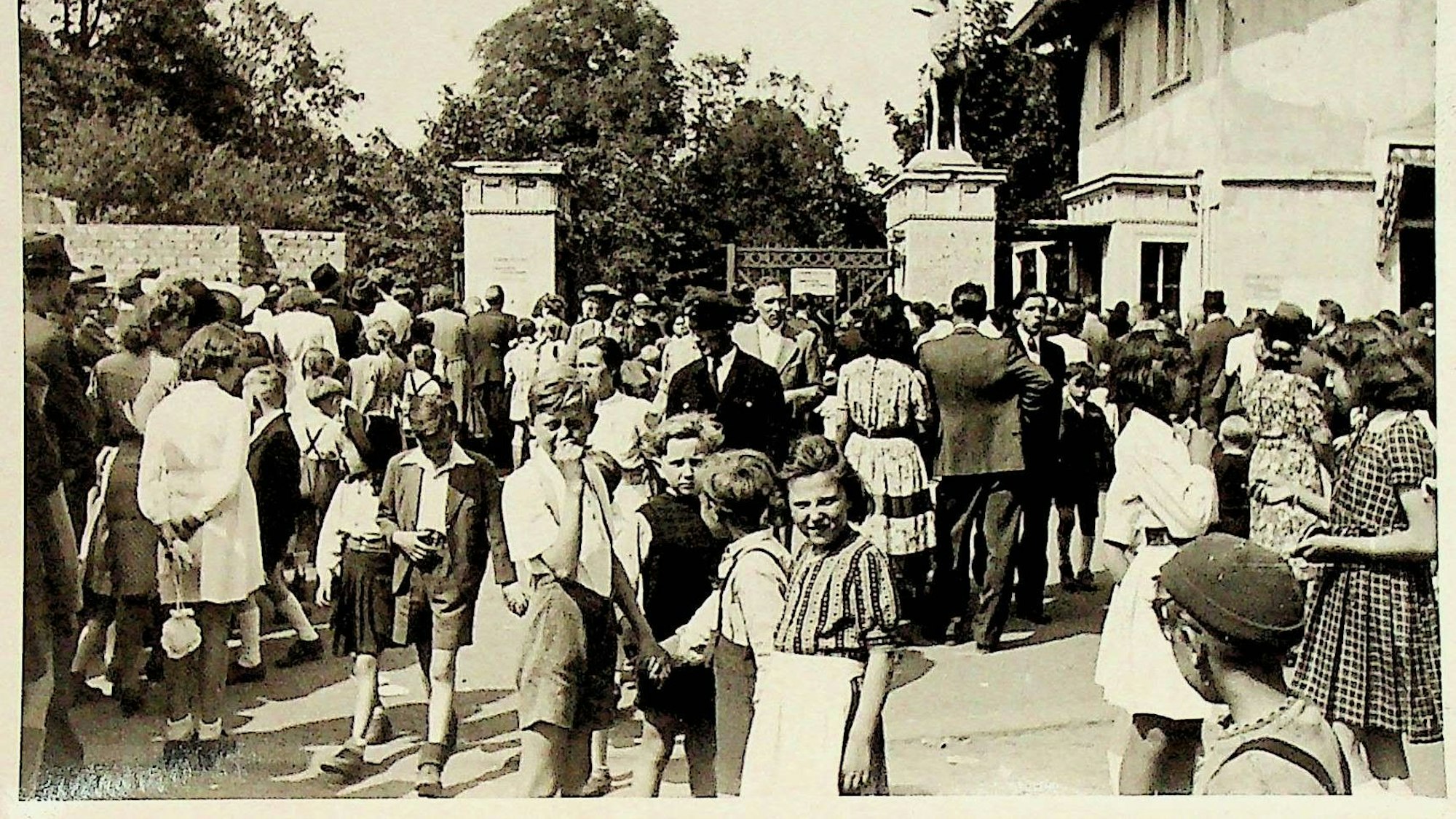 Besucher vor dem Kölner Zoo im Jahr 1944