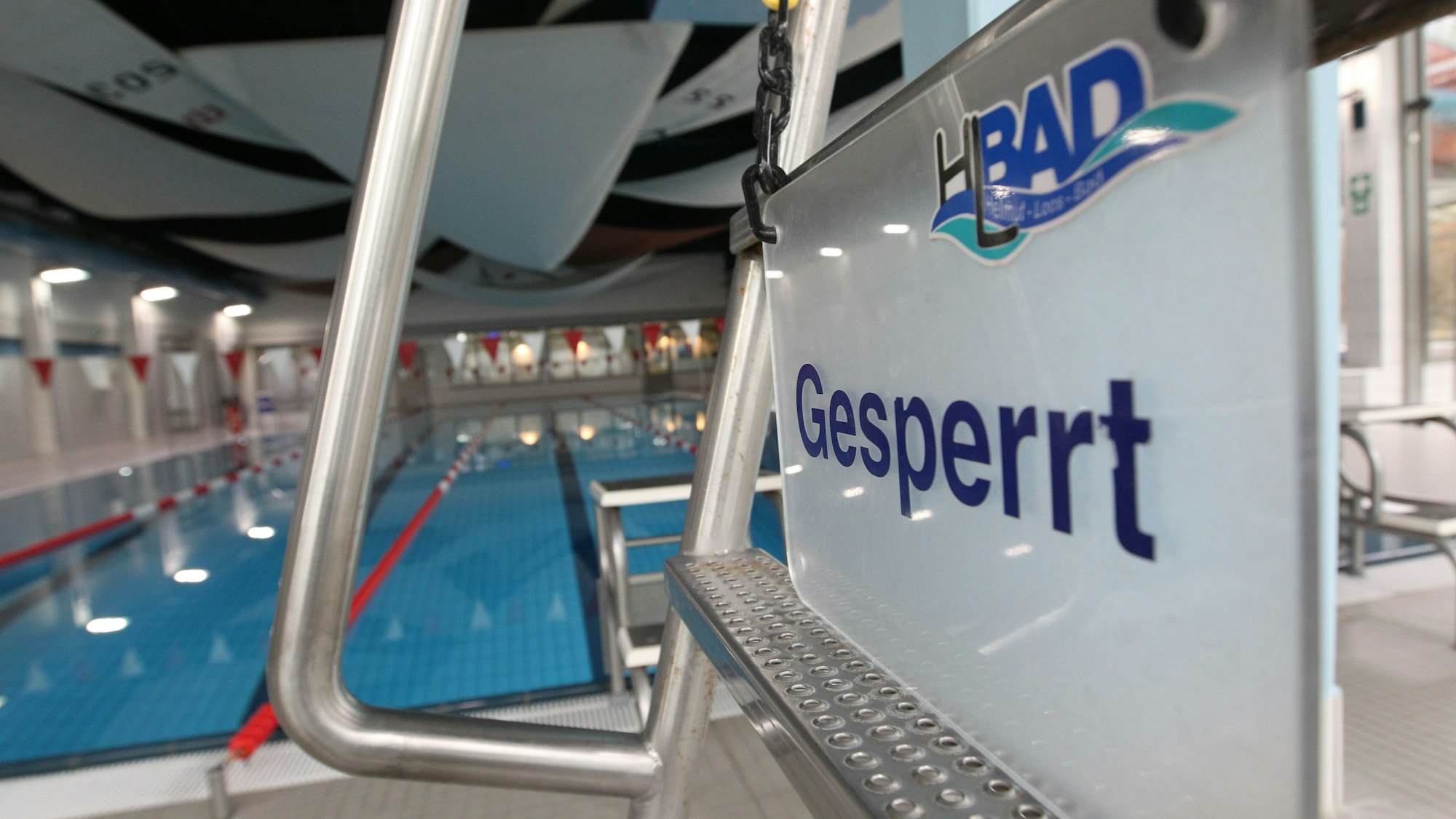 Wegen technischer Probleme immer wieder gesperrt ist das Helmut-Loos-Bad in Niederkassel. Zu dessen Zukunft veranstaltet die Stadt jetzt einen öffentlichen Workshop.