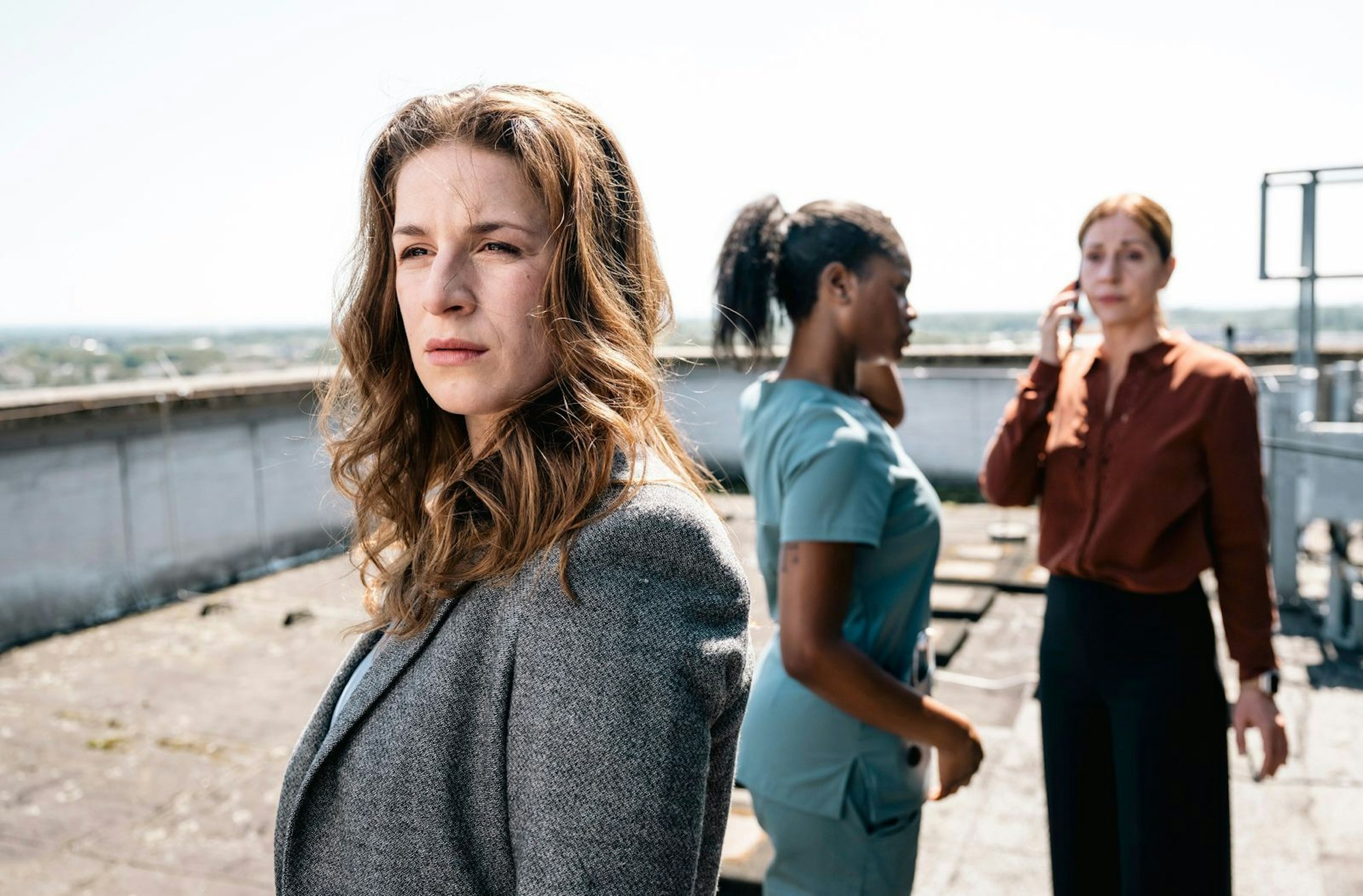 Gleich in der ersten Folge geraten Dina Schwarz (Lou Strenger, links), Veronika Jelinek (Ulrike Tscharre, rechts) und Jenny de Luca (Melodie Simina) in eine Notsituation.
(Bild: WDR/Martin Rottenkolber)