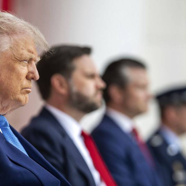 US-Präsident Donald Trump, im Hintergrund ist Vizepräsident J. D. Vance zu sehen. Die US-Regierung wählt nach dem Attentat an Charlie Kirk bedrohliche Töne – und sorgt so vor eindringlichen Warnungen der Demokraten. (Archivbild)