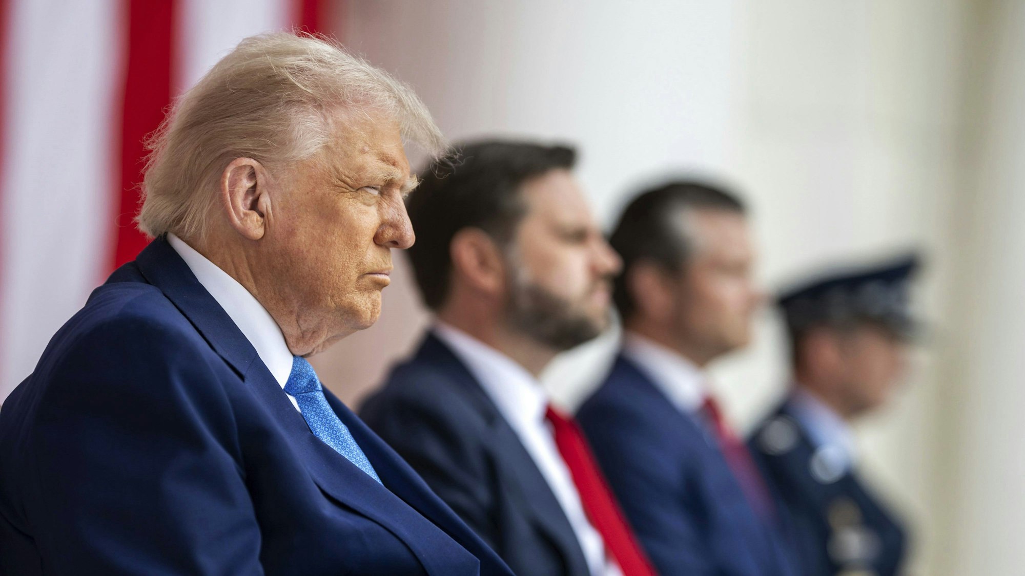 US-Präsident Donald Trump, im Hintergrund ist Vizepräsident J. D. Vance zu sehen. Die US-Regierung wählt nach dem Attentat an Charlie Kirk bedrohliche Töne – und sorgt so vor eindringlichen Warnungen der Demokraten. (Archivbild)