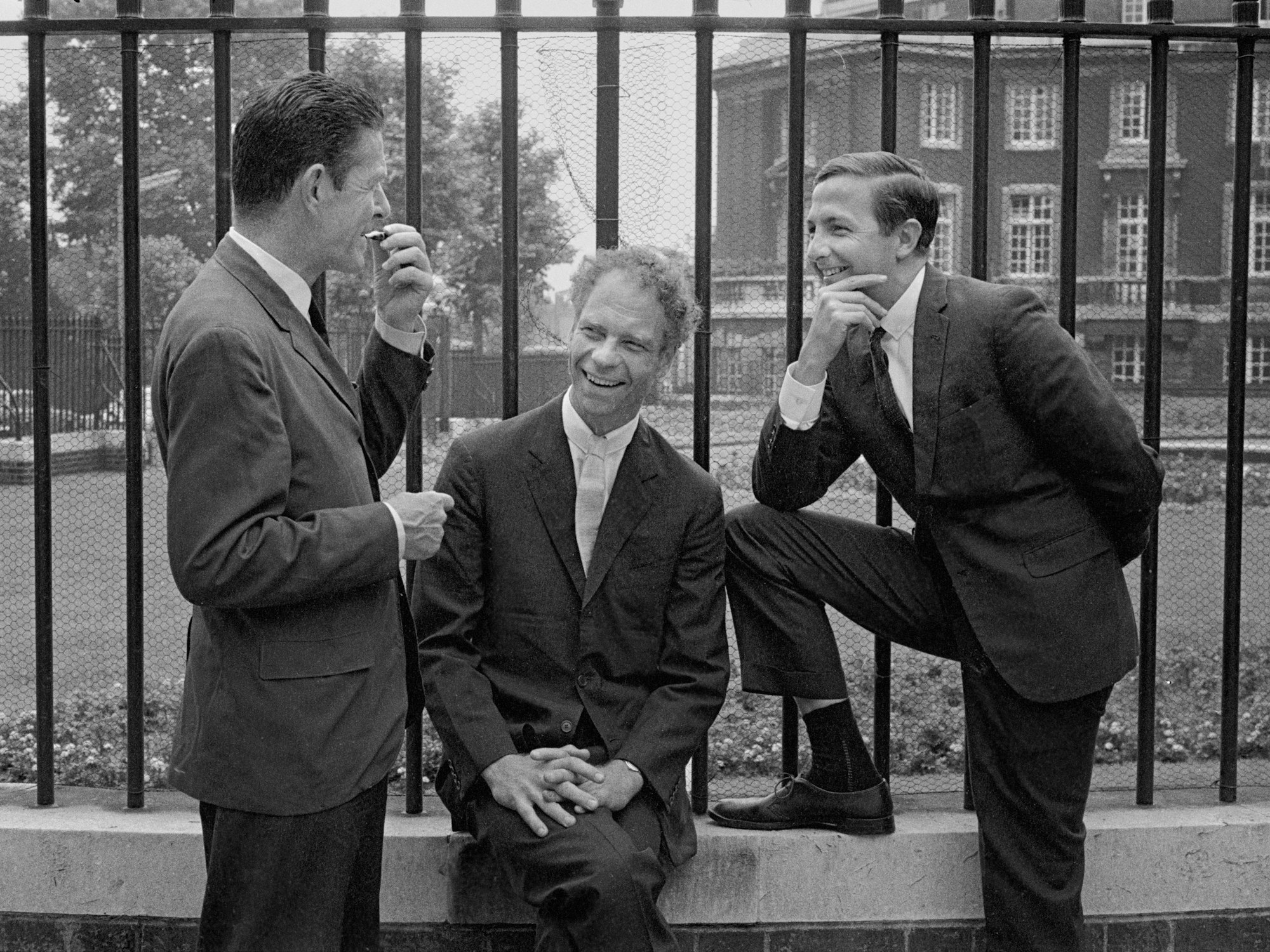 John Cage, Merce Cunningham und Robert Rauschenberg unterhalten sich.