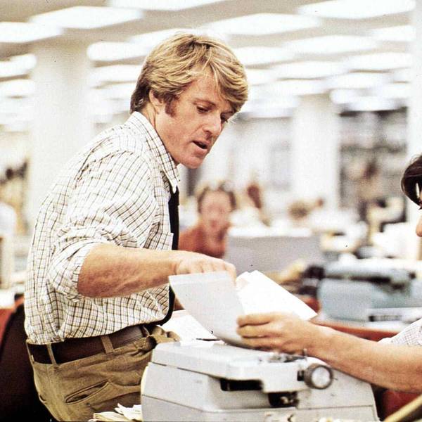 Die beiden Reporter Bob Woodward (Robert Redford) und Carl Bernstein (Dustin Hoffman) recherchieren eine höchst brisante Story.