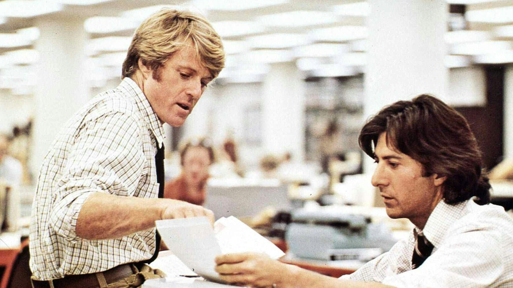 Die beiden Reporter Bob Woodward (Robert Redford) und Carl Bernstein (Dustin Hoffman) recherchieren eine höchst brisante Story.