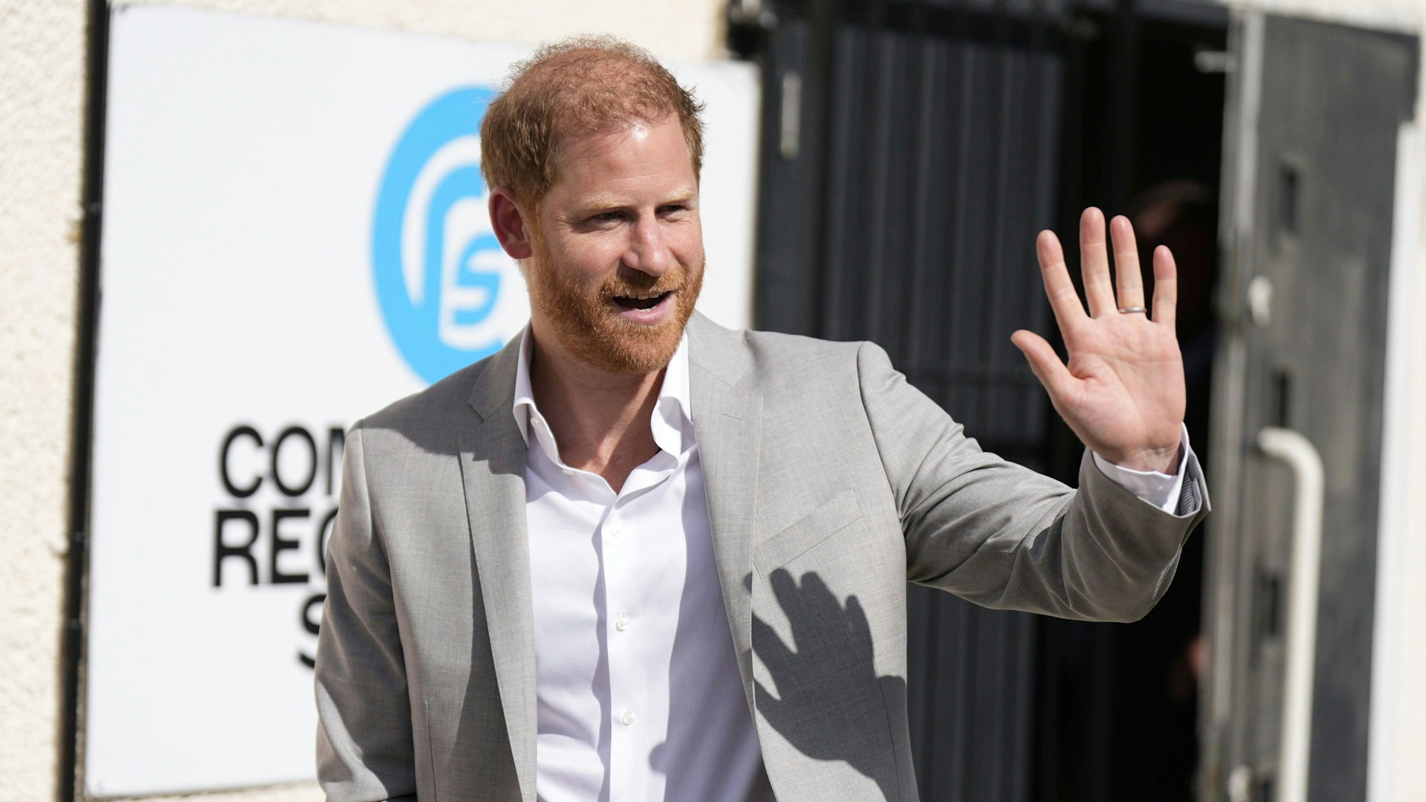 Prinz Harry winkt.