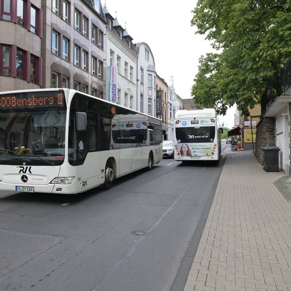 Das Foto zeigt zwei Linienbusse auf der Paffrather Straße