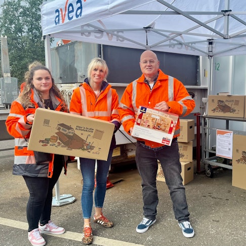 3 Menschen präsentieren die neue Schatzkiste.