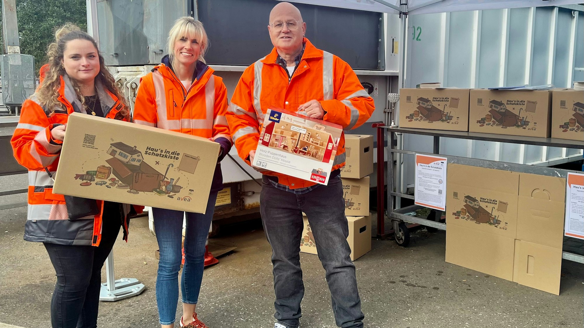 3 Menschen präsentieren die neue Schatzkiste.