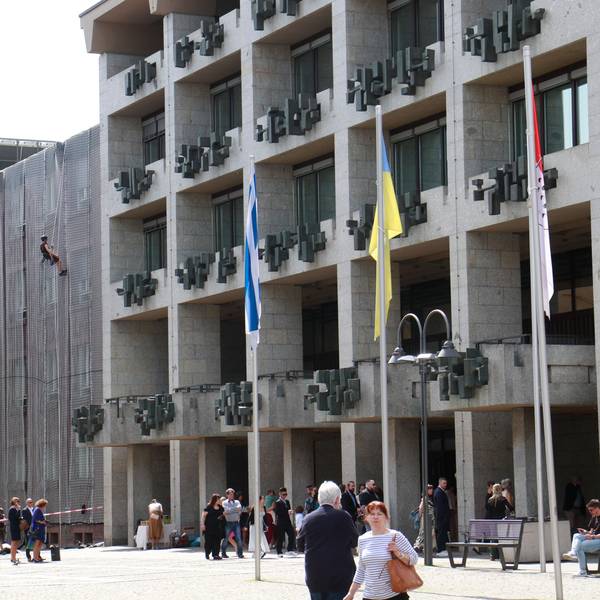 30.04.2024, Köln: Die Fassade des Historischen Rathauses ist maroder als gedacht. Die Stadt will daher die Sicherungsmaßnahmen an der Gebäudefassade ausweiten und weitere Fangnetze installieren. Ohne Termin. Foto aktuell. Foto: Arton Krasniqi