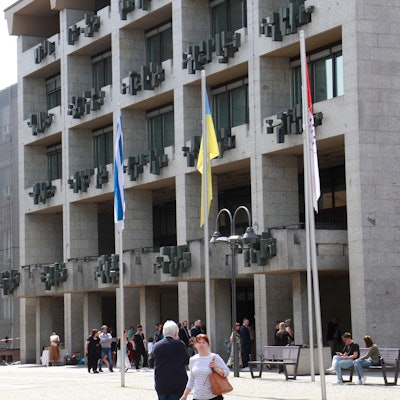 30.04.2024, Köln: Die Fassade des Historischen Rathauses ist maroder als gedacht. Die Stadt will daher die Sicherungsmaßnahmen an der Gebäudefassade ausweiten und weitere Fangnetze installieren. Ohne Termin. Foto aktuell. Foto: Arton Krasniqi